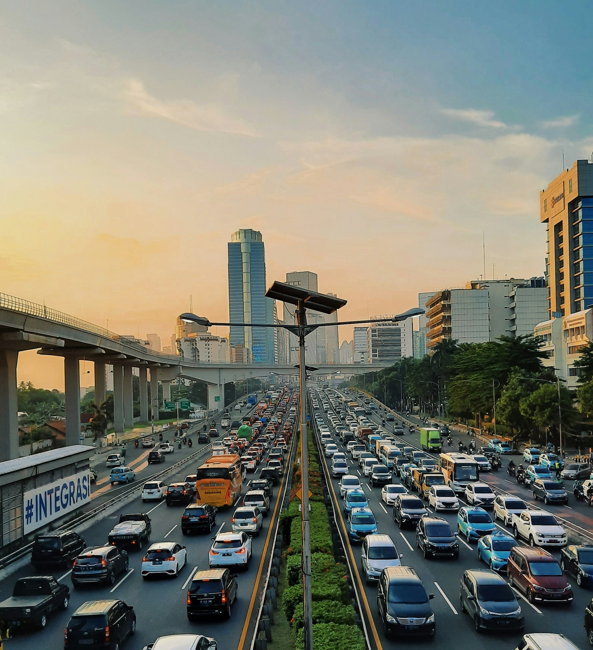 Retribusi Pengendalian Lalu Lintas Elektronik: Mengurangi Kemacetan sembari Menopang Transportasi Umum